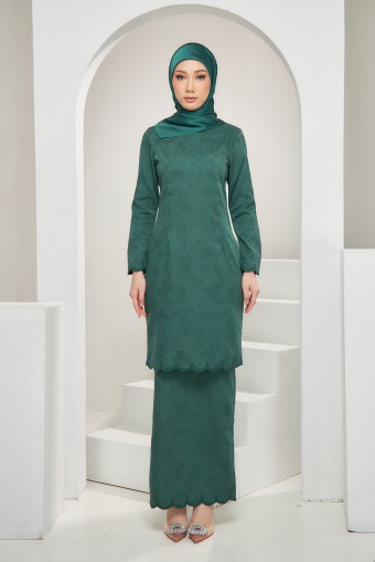 Nadia Kurung Moden in Emerald Green