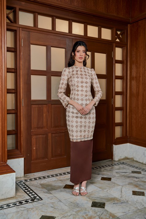 Helena Kurung in Rich Brown