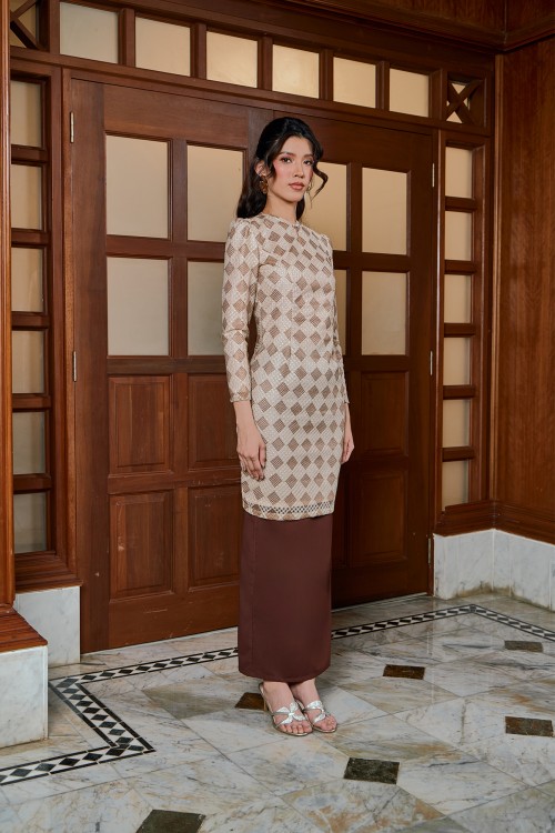 Helena Kurung in Rich Brown