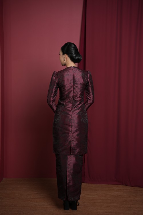 Nayla Kurung in Maroon